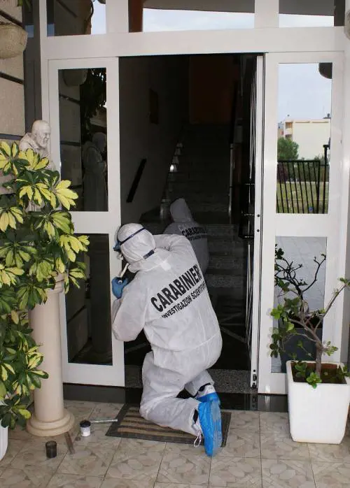 Bari, spara ai ladri 
attraverso la porta 
e ne uccide uno