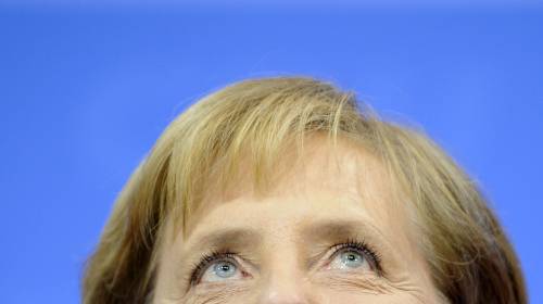 La Merkel vince e svolta a destra 
Una disfatta storica per la Spd