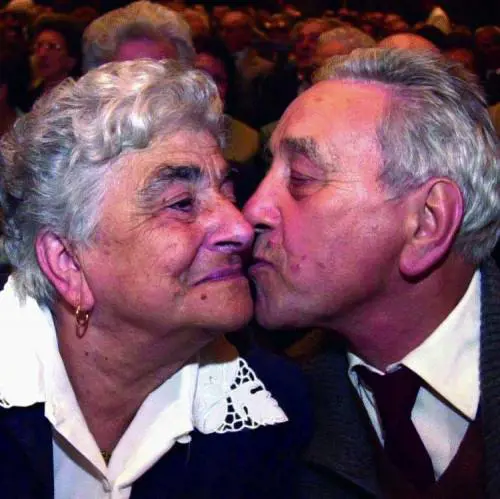 Cena e una carta doro per festeggiare cinquantanni insieme