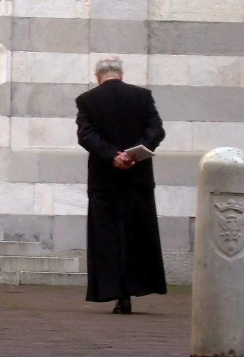 Ora paghiamo la scorta 
al sacerdote no global 
che insulta i parà morti