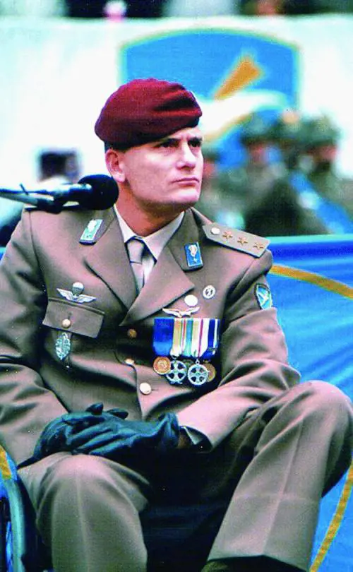 «Così son fatti i paracadutisti che qualcuno osa insultare»