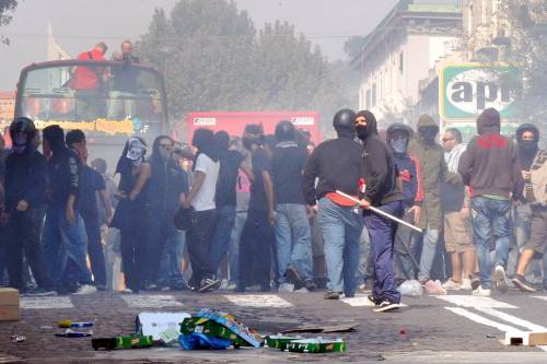 Napoli, centri sociali contro la polizia: tre feriti