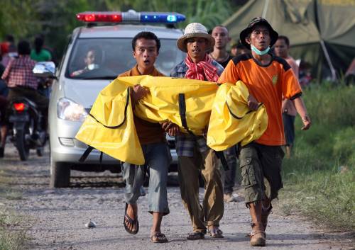 Sumatra, 1100 morti 
e la terra trema ancora
 
Tremila intrappolati
