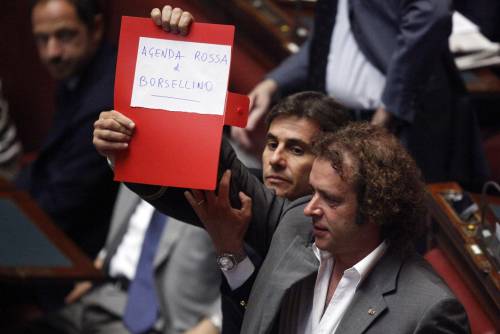 Ok allo scudo fiscale: decisive le assenze nel Pd 
Napolitano firma il decreto: "Non è un'amnistia"