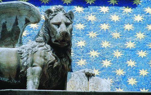 "Noi tutti schei e antipatia? 
Sempre meglio che mona"