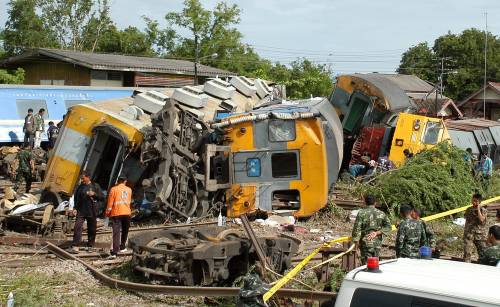Thailandia, treno deraglia: 8 morti