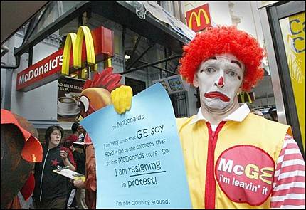 McDonald's è al Louvre: 
le proteste dei francesi