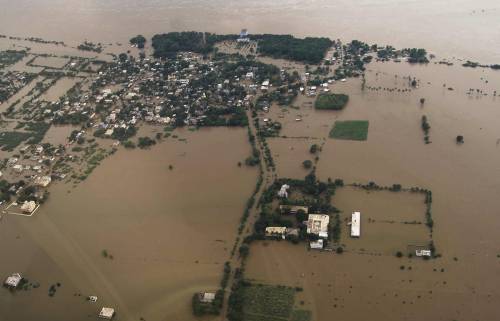 Piogge in India: 300 morti, 2 milioni di sfollati