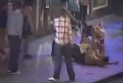 Attaccano travestiti, ma sono lottatori e li stendono