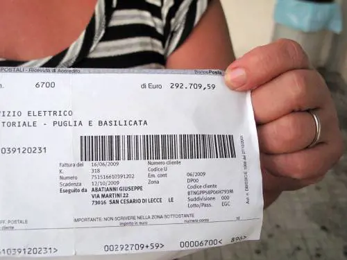 Enel, maxi-bolletta da 300mila euro 
Operaio la legge ed è colto da malore