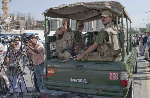 Rawalpindi, talebani 
all'attacco: è strage 
Liberati gli ostaggi
