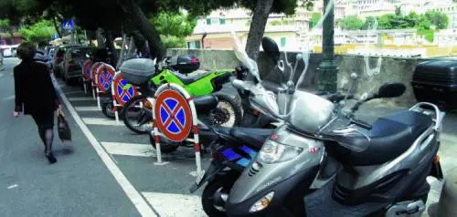 Castelletto, negozianti e residenti in guerra per i posteggi delle moto