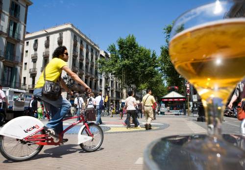 Alcol, Barcellona vieta l'happy hour