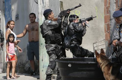 Rio, elicottero abbattuto 
dai narcos nelle favelas