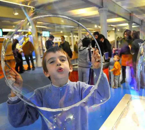 Tra le bolle di sapone simpara anche la fisica