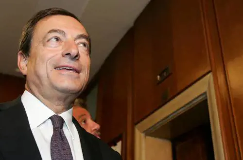 Crisi, monito di Draghi 
"Nuovi problemi in vista" 
E difende gli economisti