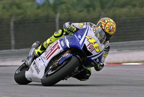 Malesia, Rossi domina: 
in pole davanti a Lorenzo