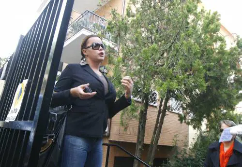 Il vizio del governatore, a trans con l’auto blu lasciata in doppia fila