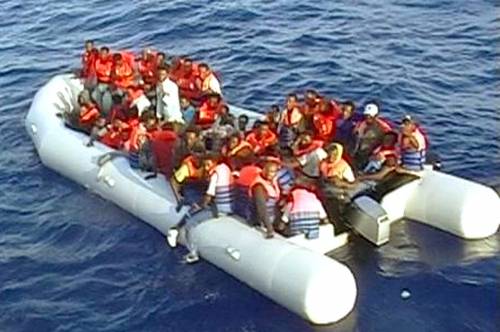 Clandestini, barcone 
soccorso dall'Italia: 
a bordo c'è un morto