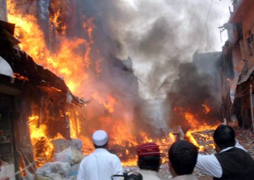 Peshawar, attentato: oltre 100 morti al mercato