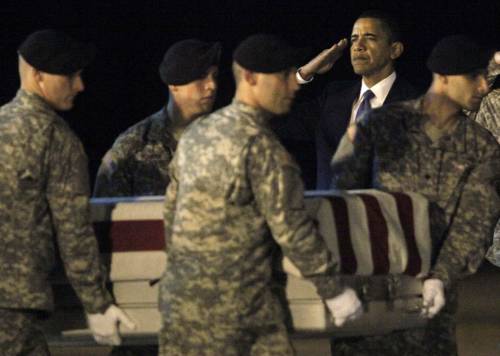 Obama sta sull'attenti per i caduti