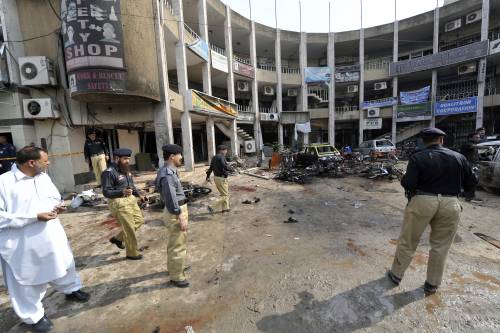 Pakistan, kamikaze in hotel: 34 morti