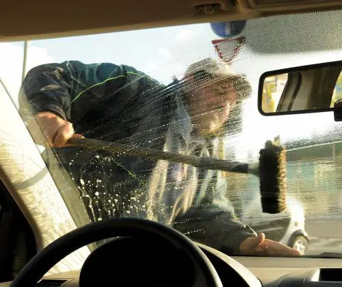 Lavavetri in ritirata, semafori deserti