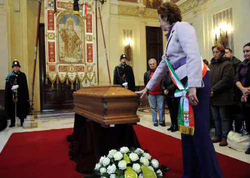 Milano ricorda la Merini con fiori 
e messaggi. L'omaggio della Moratti