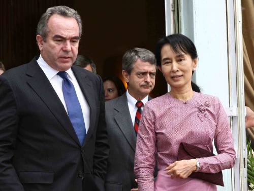 Birmania, San Suu Kyi 
incontra diplomatico Usa 
e riappare in pubblico