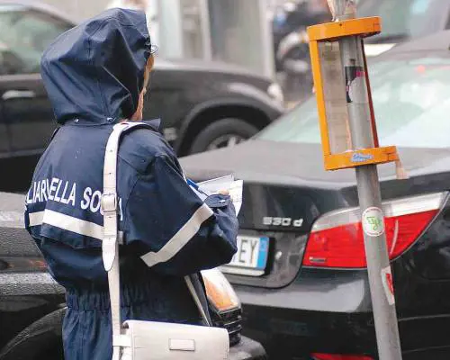 Traffico, gli ausiliari in guerra contro la sosta in doppia fila