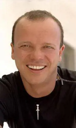 Gigi DAlessio fa le prove generali per il suo giro del mondo in musica