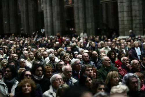 Milanesi in fila per l’ultimo saluto alla loro poetessa