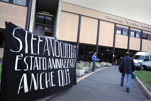 Roma, corteo per Cucchi: bottiglie contro polizia