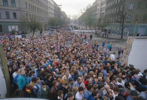 Berlino, il Muro abbattuto 
per andare a far la spesa