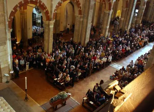 Funerali, stop ai ricordi degli amici a parlare sarà soltanto il sacerdote