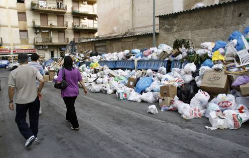 Palermo, è emergenza rifiuti: i sindaci in piazza