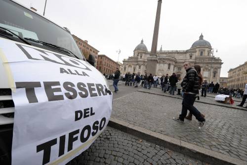 Roma, supporter in corteo 
contro la tessera del tifoso 
"Ora giustizia per Sandri"