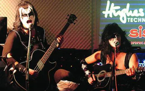 Dagli U2 ai Rem: lalbum non basta più, ci vuole il gadget