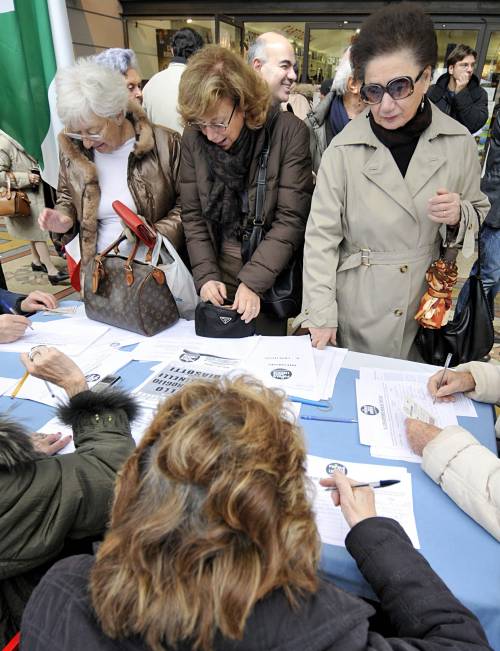 Un crocifisso in dono a tutti i sindaci per salvare i valori