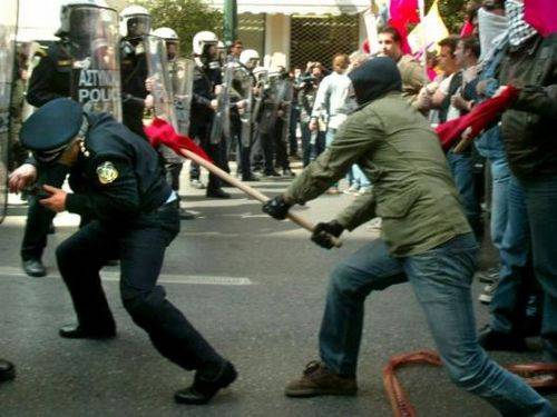 Atene, violenti scontri: 280 fermi