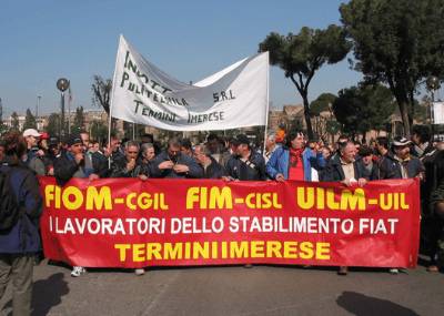 Termini, operai della Fiat 
occupano il municipio: 
"Eletto un nuovo sindaco"