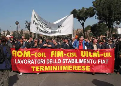 Termini, operai della Fiat 
occupano il municipio: 
"Eletto un nuovo sindaco"