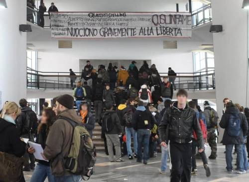 Quarta aggressione alla Statale 
"La libreria di Cl non deve riaprire"
