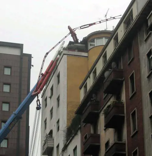 La maxi gru si schianta sul tetto di un palazzo: «Sembrava una bomba»