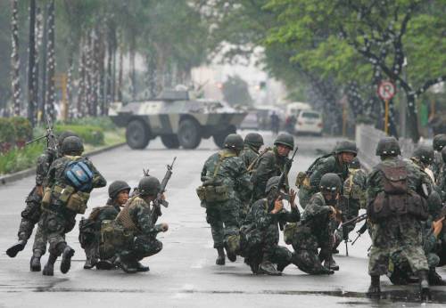 E' strage nelle Filippine: 
maxi sequestro e 21 morti
 
per fermare un politico