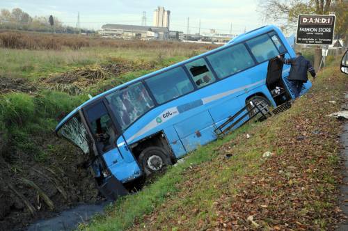 Pisa, autobus nel fosso: un morto