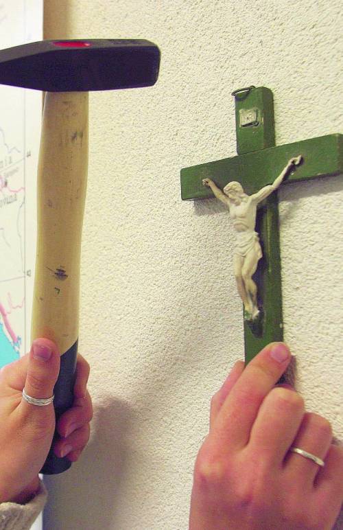 "Ha gettato il crocifisso? Quel prof è cattolico: era solo un po’ nervoso"