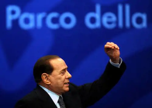 Berlusconi: "Cari italiani, vi spiego tutto in tv"