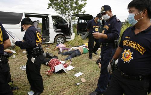 Filippine: 46 le vittime 
Morti anche 17 giornalisti