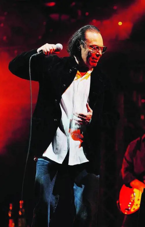 Venditti al Carlo Felice canta per larte e la natura